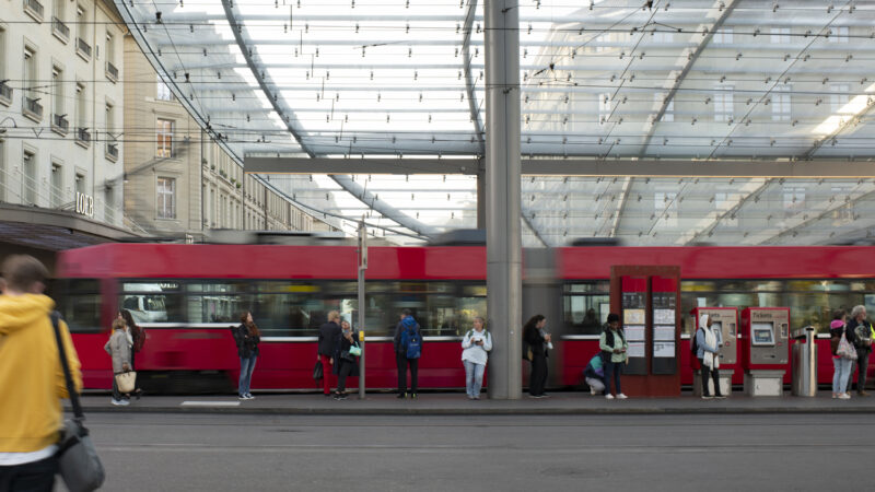 Bern: Blick auf den Baldachin und ein Tram am Bahnhof