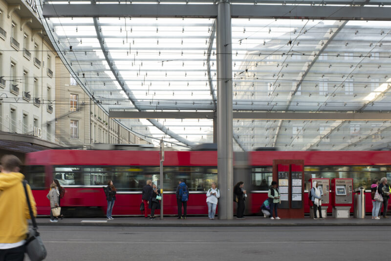 Bern: Blick auf den Baldachin und ein Tram am Bahnhof